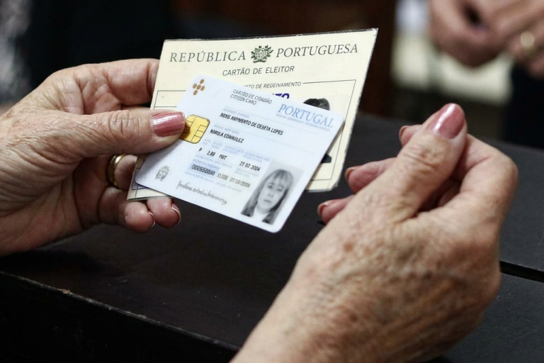 Mulher com o Cartão de Cidadão e o Bilhete de Identidade.