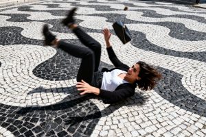 Pád na ulici dává bankéřům tisíce: přestávka na kávu „nedala pojišťovnám šanci“