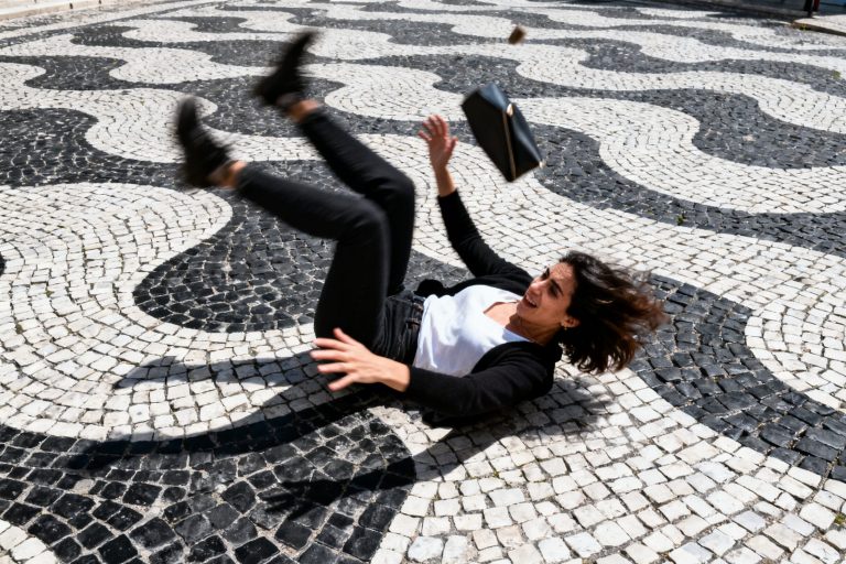 Pád na ulici dává bankéřům tisíce: přestávka na kávu „nedala pojišťovnám šanci“