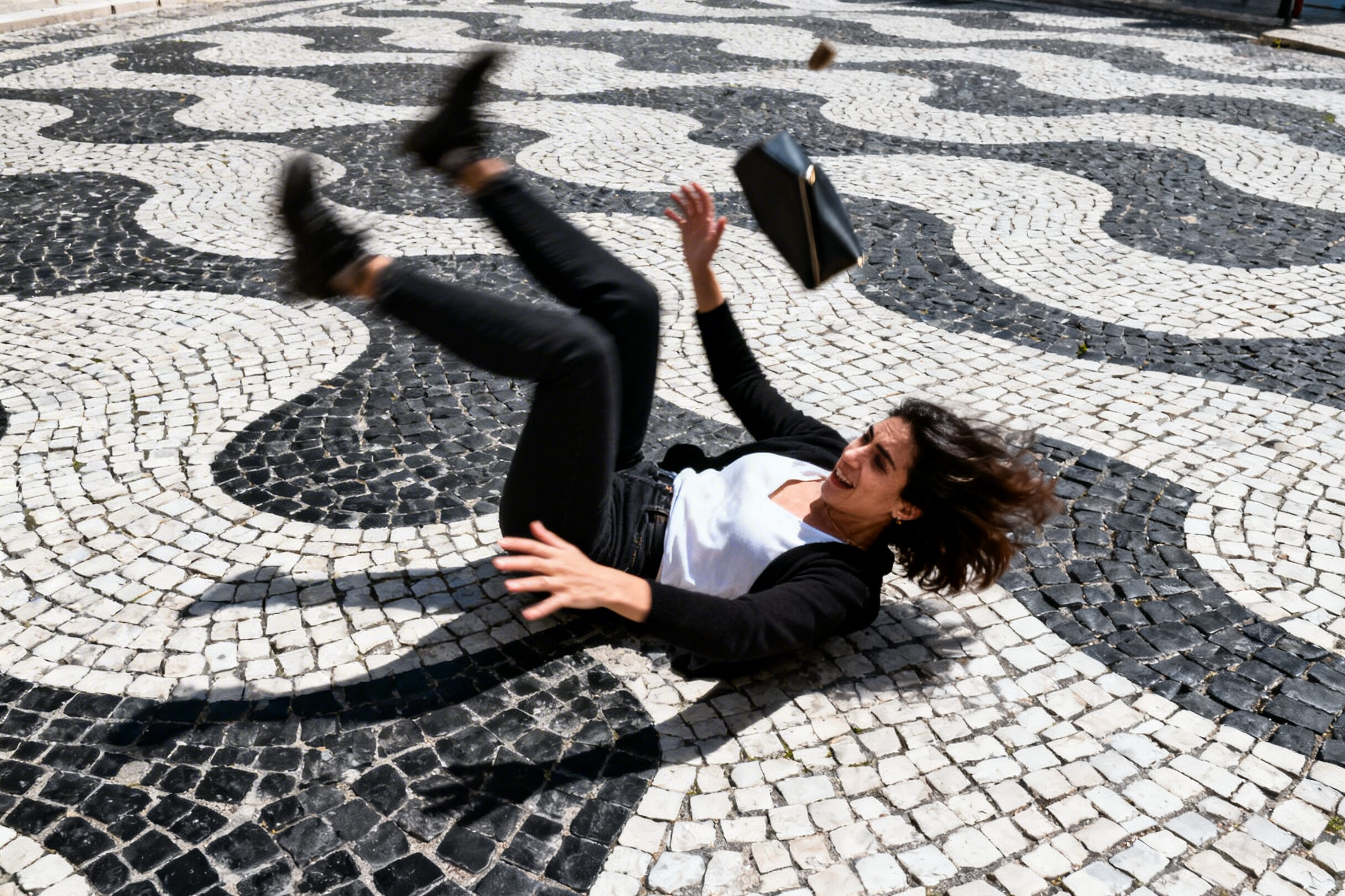 Pád na ulici dává bankéřům tisíce: přestávka na kávu „nedala pojišťovnám šanci“