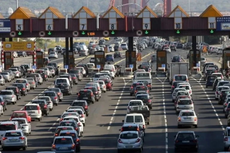 Fila nas portagens. Crédito: Lusa