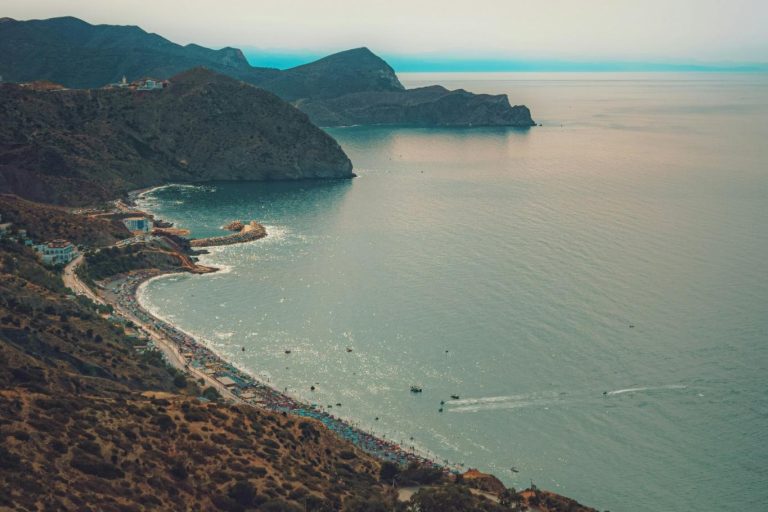 Praia Tala Youssef em Marrocos. Crédito: Unsplash
