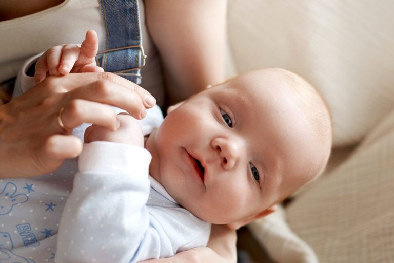 Odborníci varují: existuje potravina, která může miminkům pomoci rychleji usnout