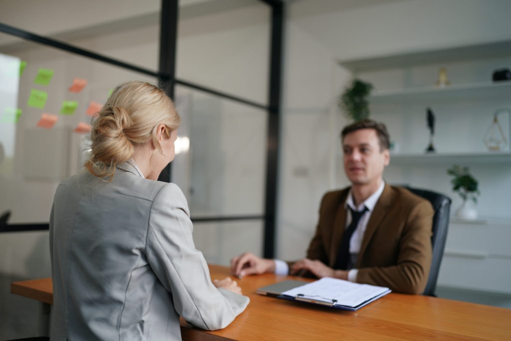 Známá portugalská společnost nabírá a platí „nadprůměrně“: přihlášky se blíží k uzavření