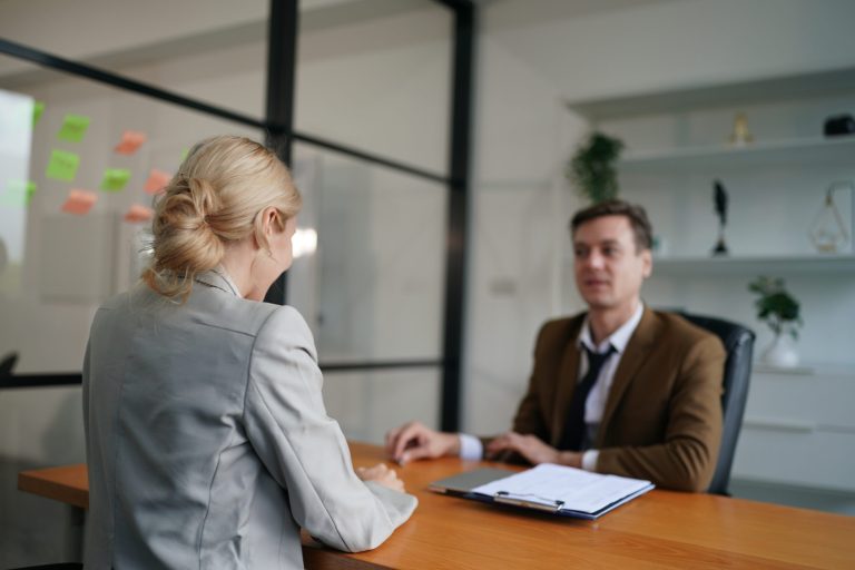 Známá portugalská společnost nabírá a platí „nadprůměrně“: přihlášky se blíží k uzavření