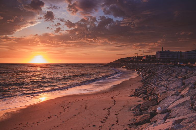 Toto město, které není v Algarve, je „královnou portugalských pláží“ a mořské plody lze jíst za 10 EUR