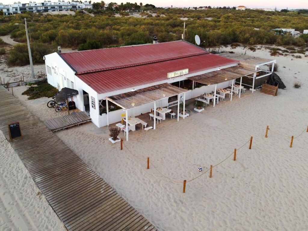 Engel & Völkers Faro-Tavira oslavuje Santos Populares akcí vedle Praia da Lota