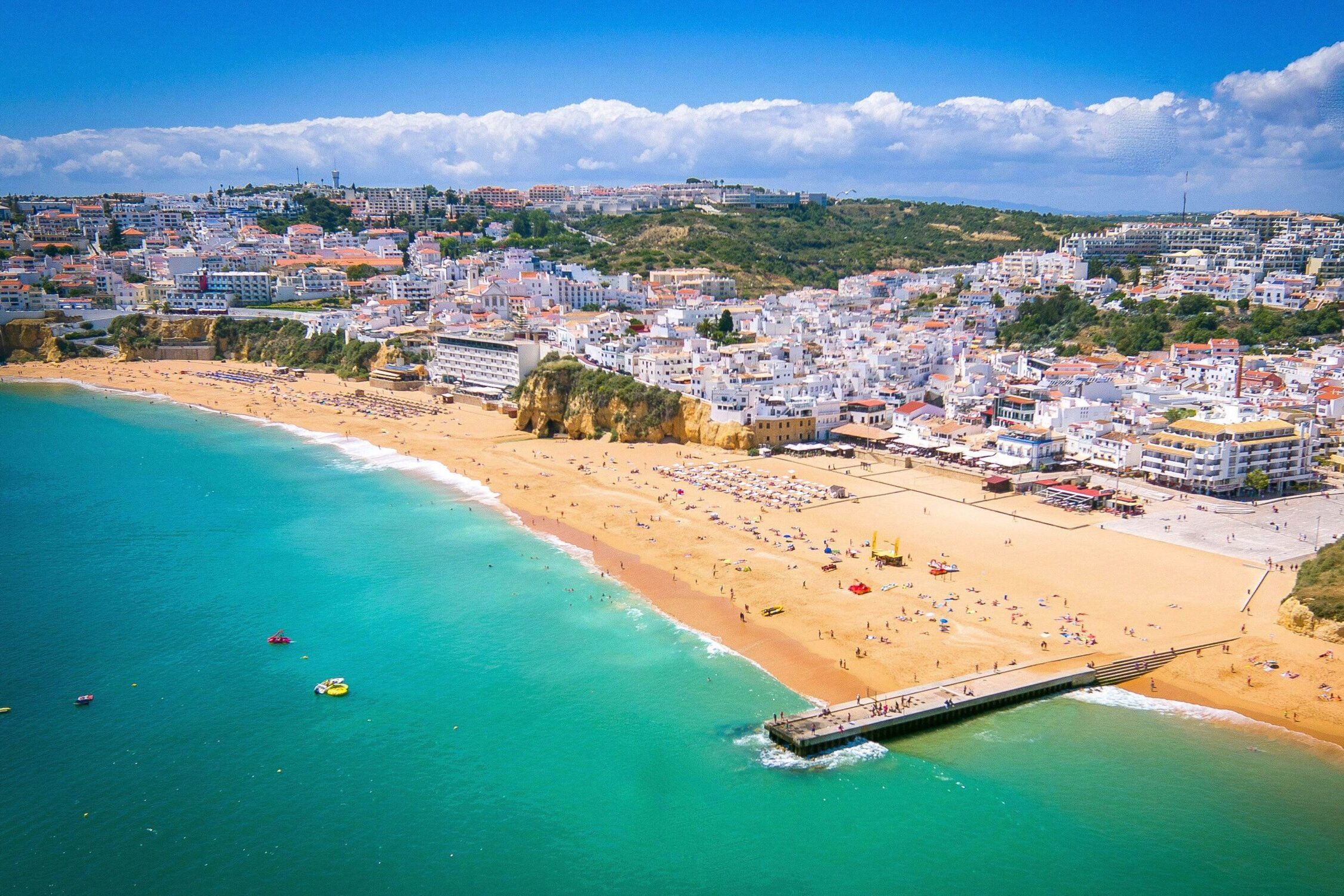 Sbohem koupači? Tato pláž v Algarve, která je oblíbená po celý rok, právě přišla o modrou vlajku a mohla by se stát „opuštěnou“