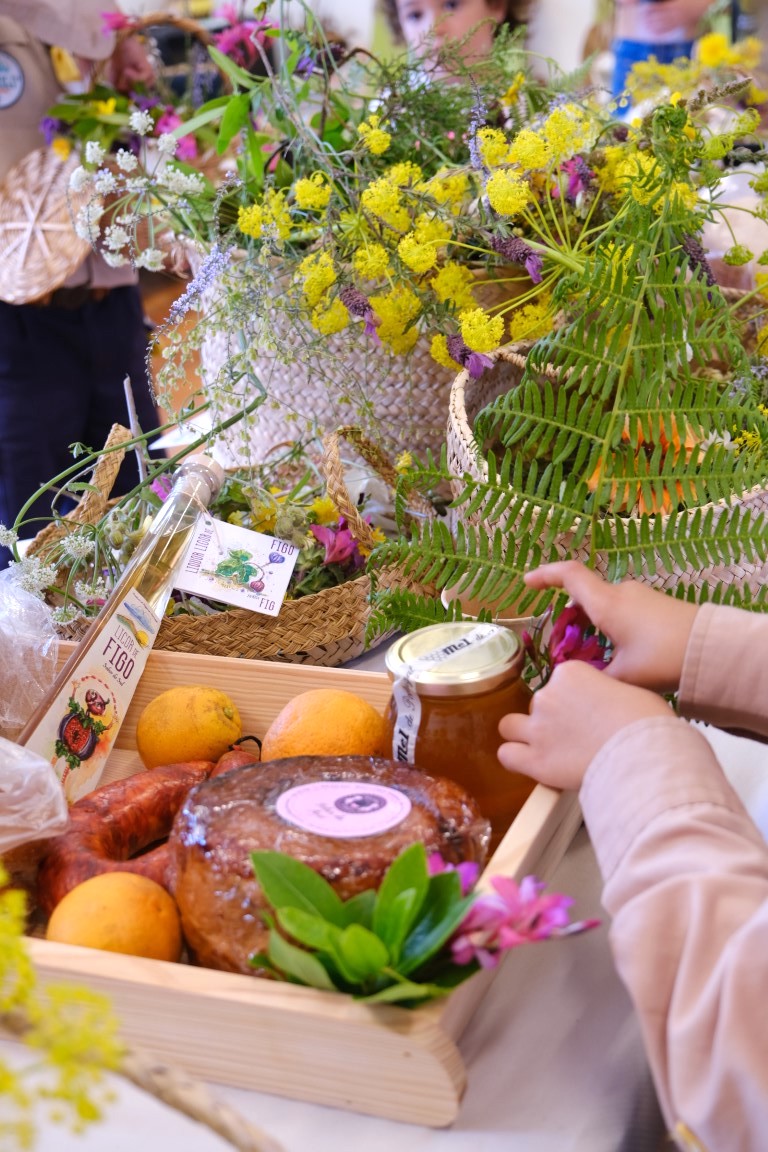 Parises slaví Festa dos Tabuleiros Floridos procesí, procházkami a horskými tradicemi