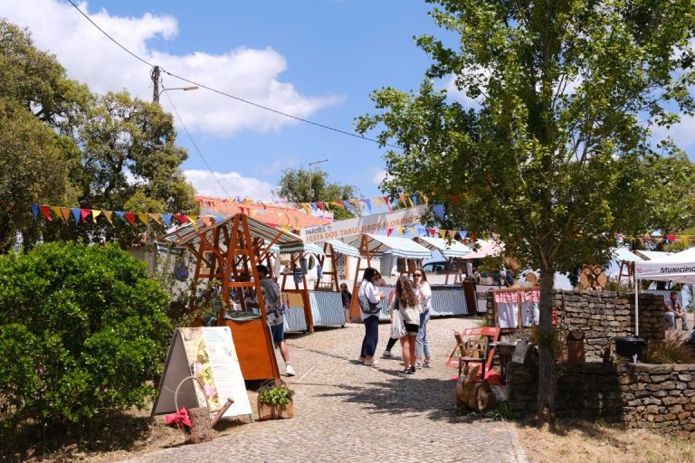 Parises slaví Festa dos Tabuleiros Floridos procesí, procházkami a horskými tradicemi
