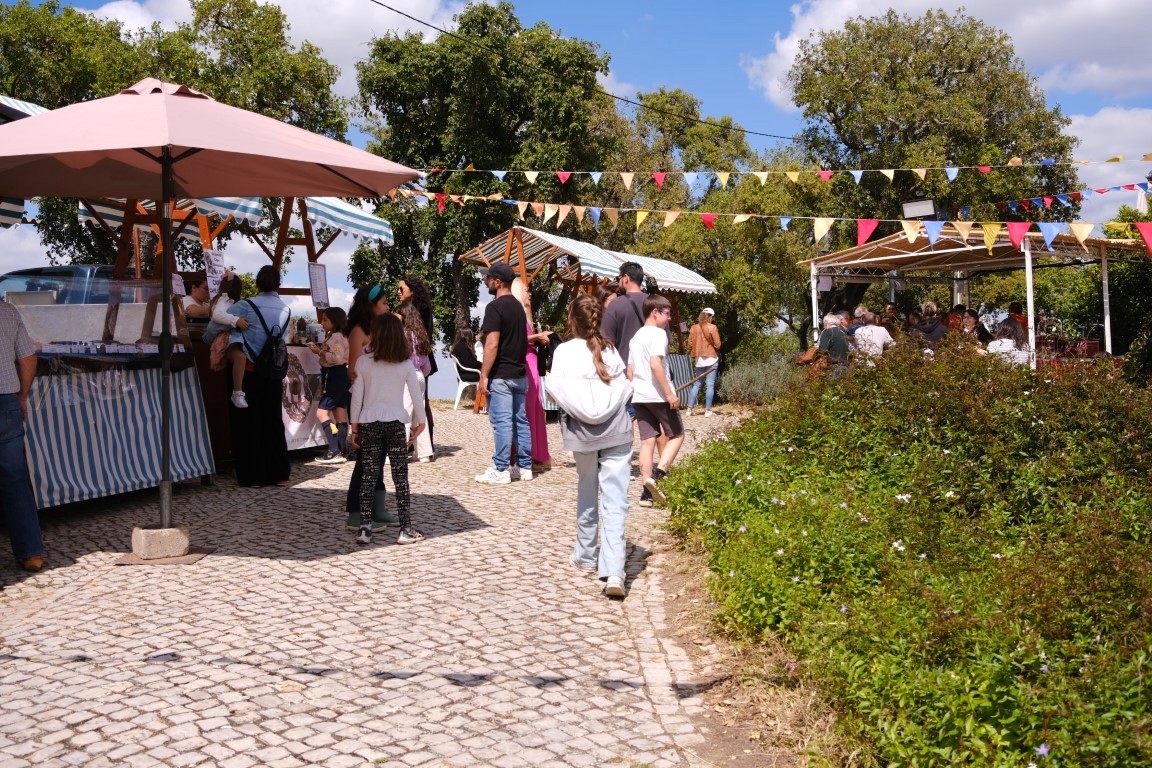Parises slaví Festa dos Tabuleiros Floridos procesí, procházkami a horskými tradicemi