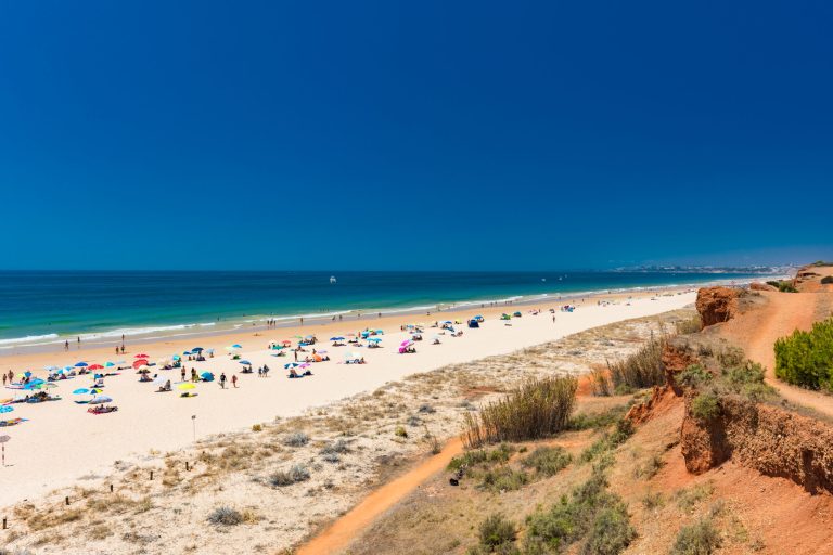 Britové volí Algarve pláž, 5 km dlouhou a s teplou vodou, jako nejlepší v Evropě