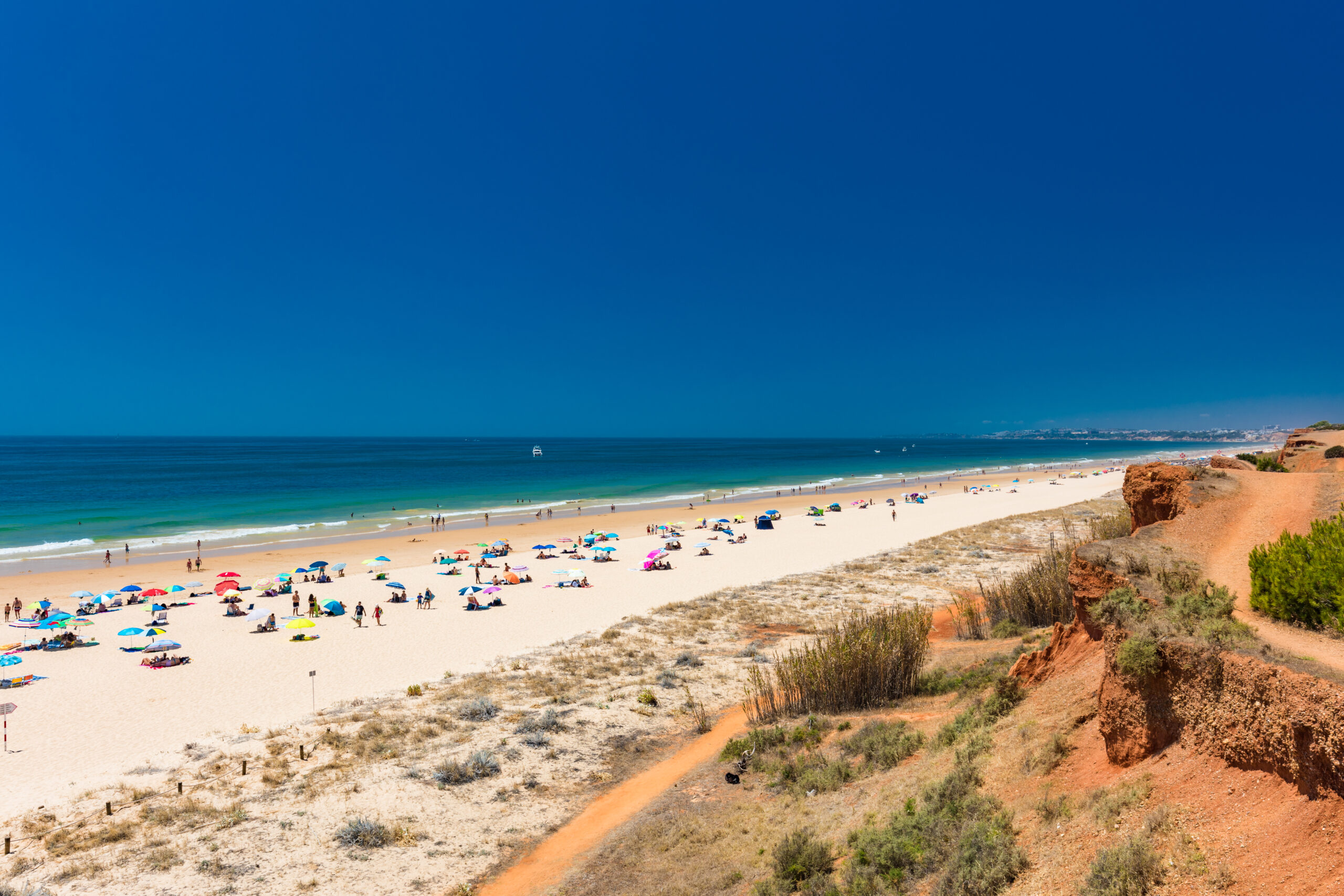 Britové volí Algarve pláž, 5 km dlouhou a s teplou vodou, jako nejlepší v Evropě