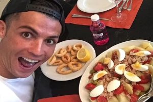 Cristiano Ronaldo à mesa. Crédito: Instagram @cristiano