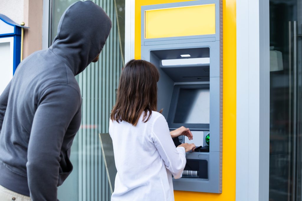 Ani PIN, ani karta: úřady varují před „staromódním“ způsobem krádeže peněz z Multibanco