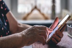 idosa a mexer no telemóvel. Crédito: Freepik