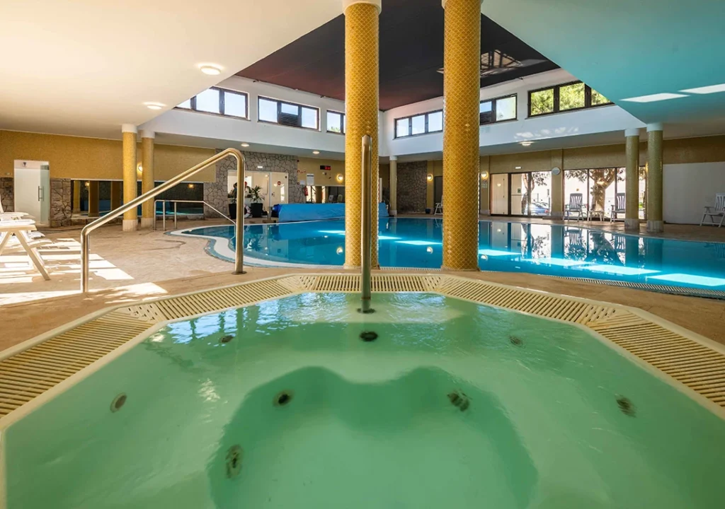 „Co se počítá, je uvnitř a venku“: tento resort v Algarve nabízí plnou penzi od 70 EUR a loď na pláž je zdarma