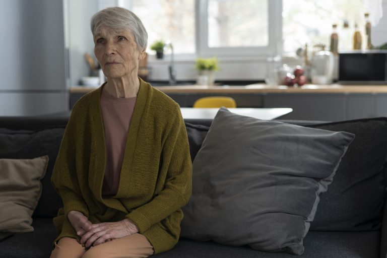 „Už mě to nebaví“: žena, která platila 44 let, byla nucena odejít do důchodu a byl jí penalizován