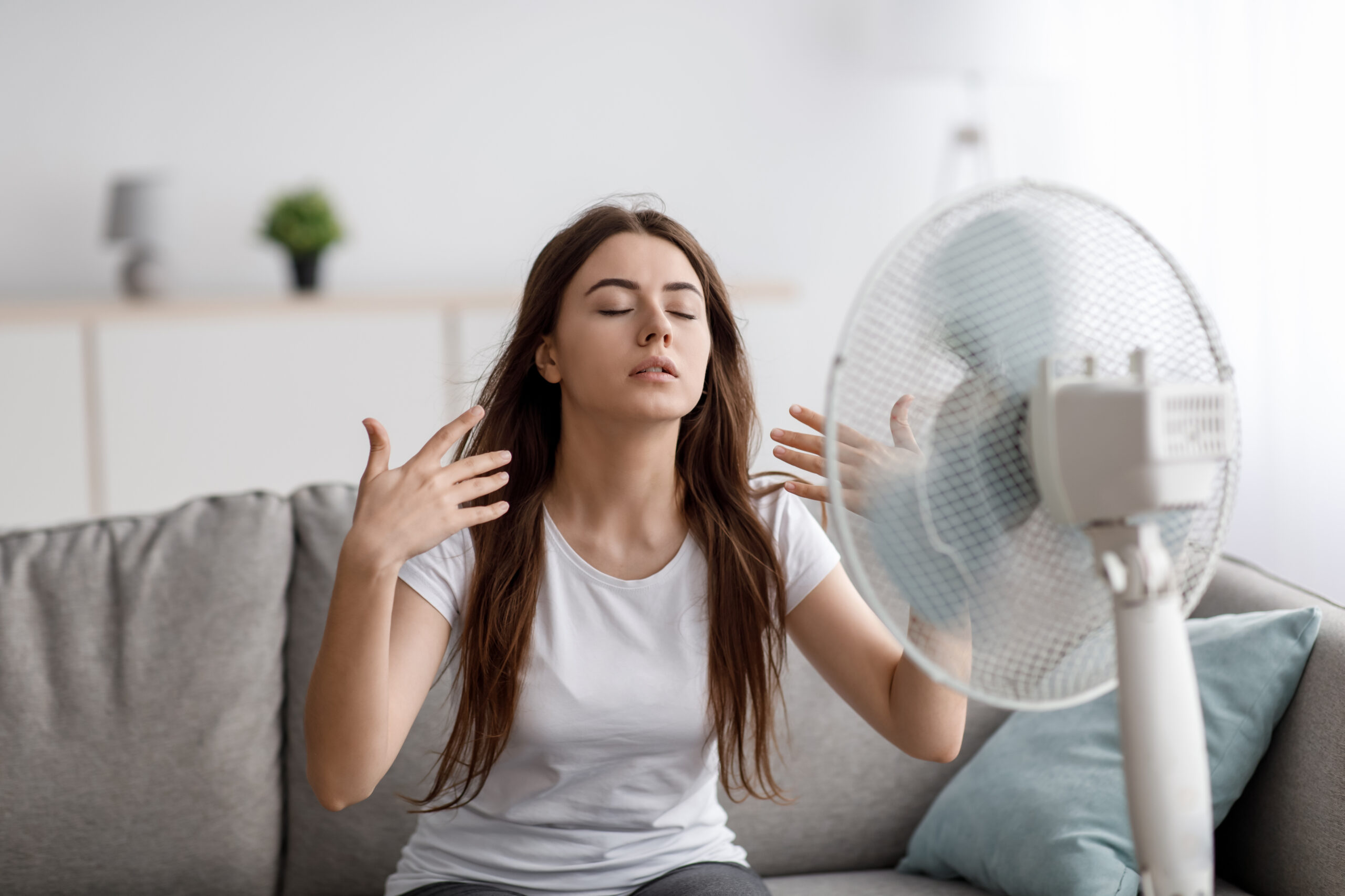 Máte doma ventilátor? V horkých dnech lépe chladí, když si to dáte na přední stranu