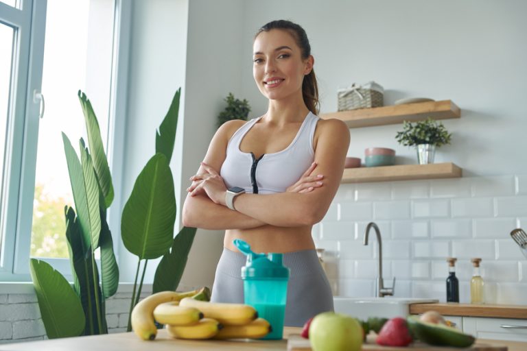 Mulher a preparar dieta. Crédito: Freepik
