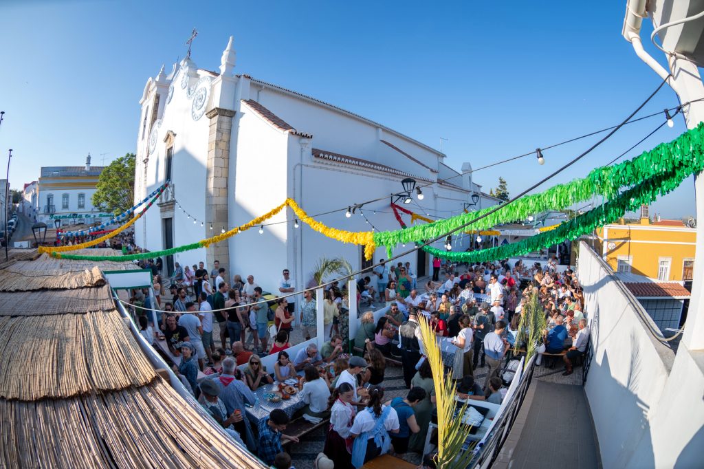 Populární hudba a občerstvení oživují Populární festivaly v Boliqueime