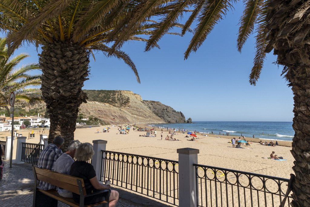 Na úpatí této pláže v Algarve se nachází skála, která je pozůstatkem komína sopky staré více než 70 milionů let.