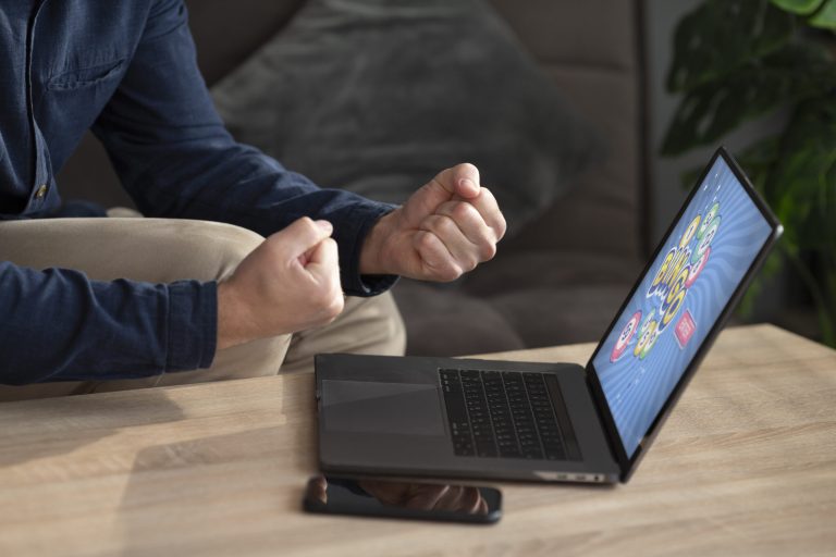 „Naši bratři“ zpřísnili online hazardní hry: limit 700 EUR na den a hráči nemohou zastavit svůj dům