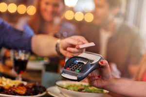 Může restaurace účtovat turistům více než Portugalcům? Zákon moc prostoru nenechává