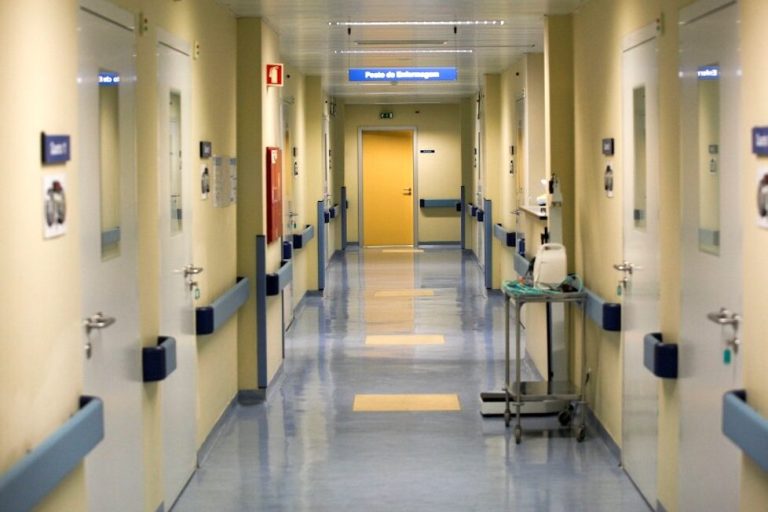 Corredor de hospital.
