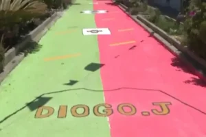Rua pintada com as cores da bandeira de Portugal em Sines.