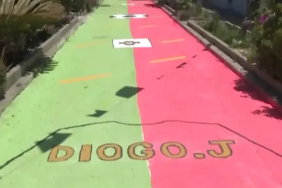 Rua pintada com as cores da bandeira de Portugal em Sines.