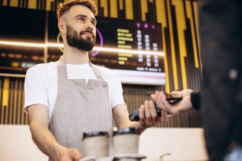 Šli jste platit kartou z bankomatu a slyšeli jste „jen přes 5 eur“? Zjistěte, zda vám to zákon umožňuje