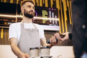 Šli jste platit kartou z bankomatu a slyšeli jste „jen přes 5 eur“? Zjistěte, zda vám to zákon umožňuje
