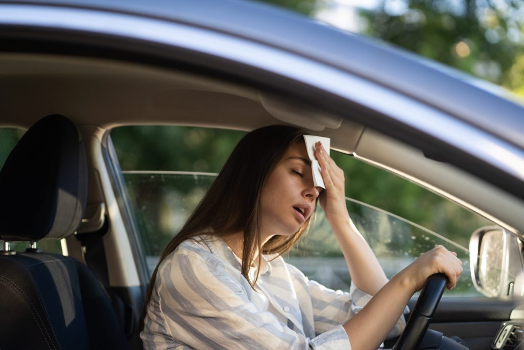 Otevřená okna nebo klimatizace? Zjistěte, které auto spotřebuje více paliva