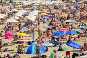 Praia cheia de turistas- Crédito: Freepik