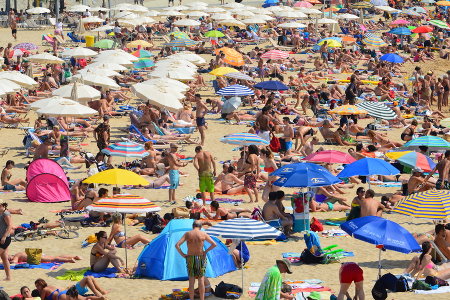 Praia cheia de turistas- Crédito: Freepik