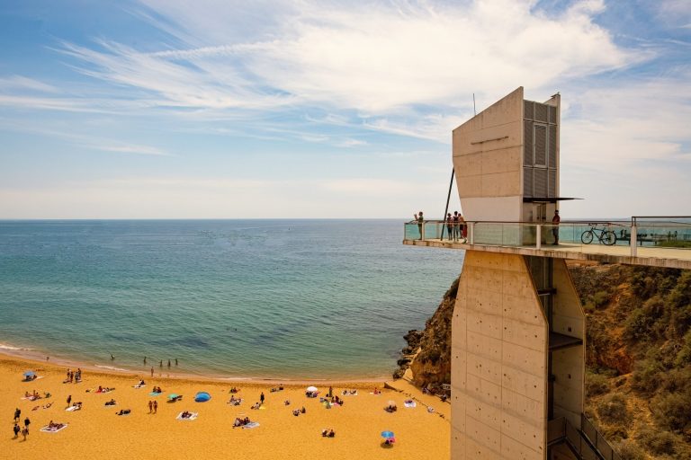 Algarve má pobřežní město, kde si můžete pronajmout T1 za méně než 800 EUR a restaurace s nabídkou jídel za 12 EUR