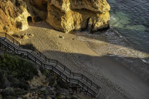 Pláž Algarve je uzavřena, ale turisté každý den ignorují značky nebezpečí