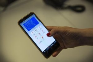 Mulher a transferir dinheiro através do telemóvel.