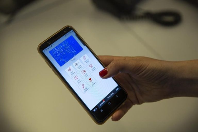 Mulher a transferir dinheiro através do telemóvel.