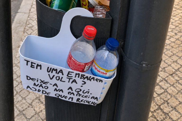 Letreiro colocado na Avenida de Roma, Lisboa. Crédito: Facebook
