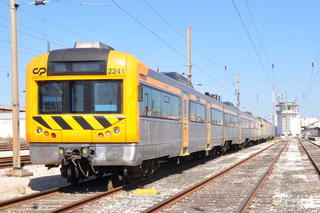 Comboio elétrico em testes na Linha do Algarve.