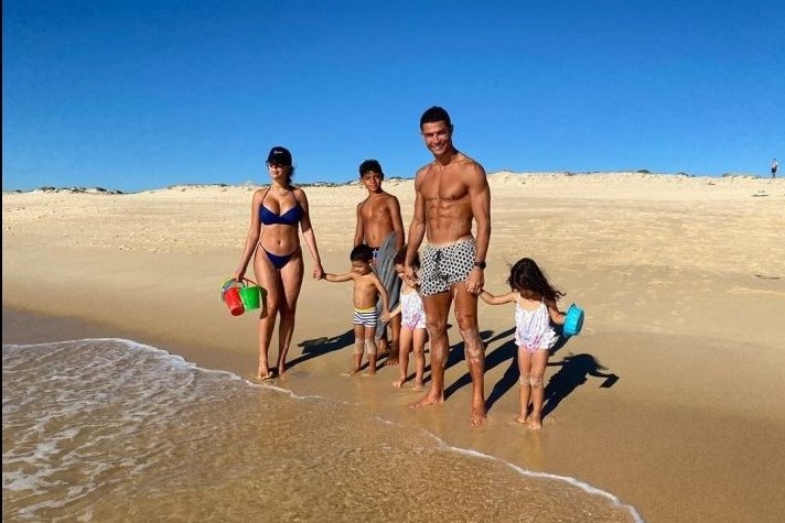 Cristiano Ronaldo com a família na praia de Faro. Crédito: Foto AI