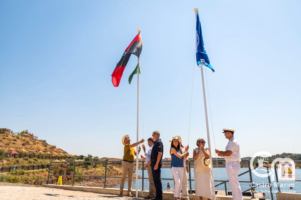 Odeleite vyvěšuje jedinou modrou vlajku na říční pláži v Algarve
