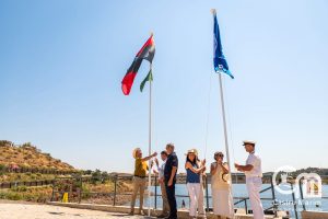 Odeleite vyvěšuje jedinou modrou vlajku na říční pláži v Algarve