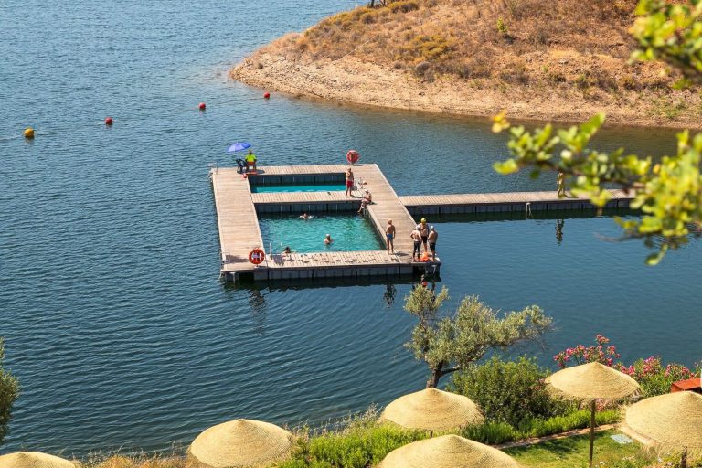 Španělé vyzdvihují „první modrou vlajku vztyčenou na říční pláži v Algarve“