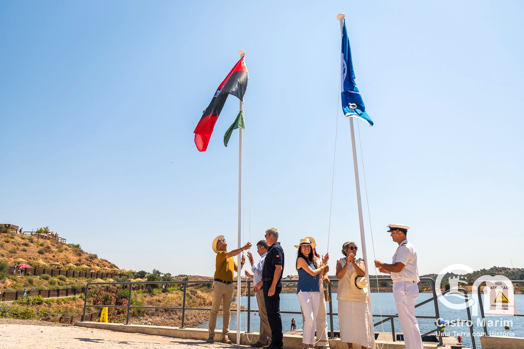 Odeleite vyvěšuje jedinou modrou vlajku na říční pláži v Algarve