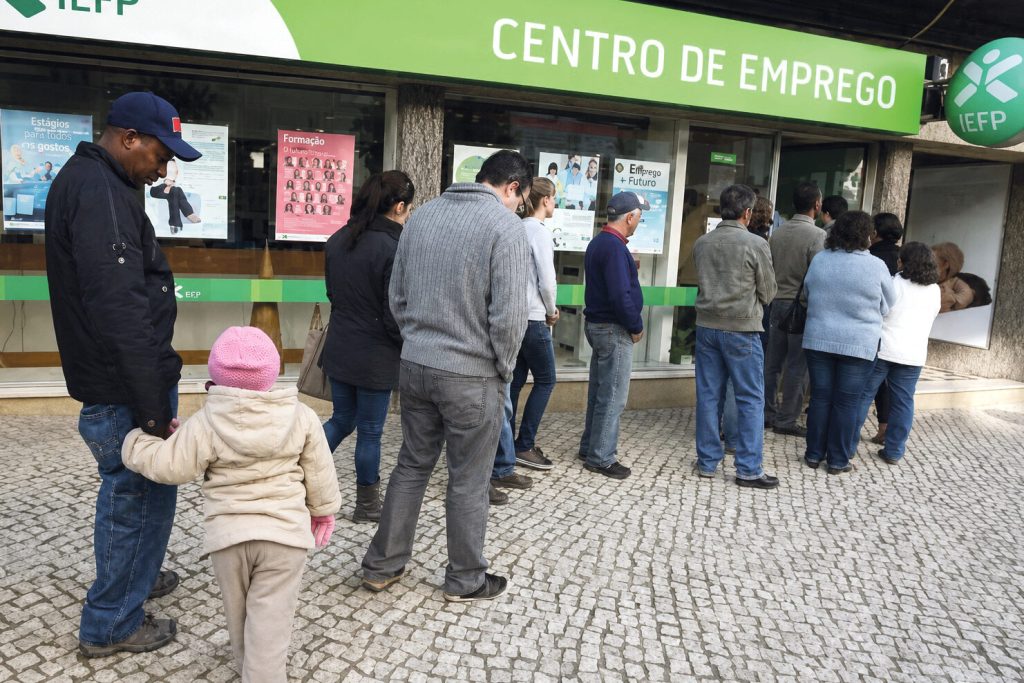 Region Algarve vede měsíční pokles nezaměstnanosti s 13% poklesem