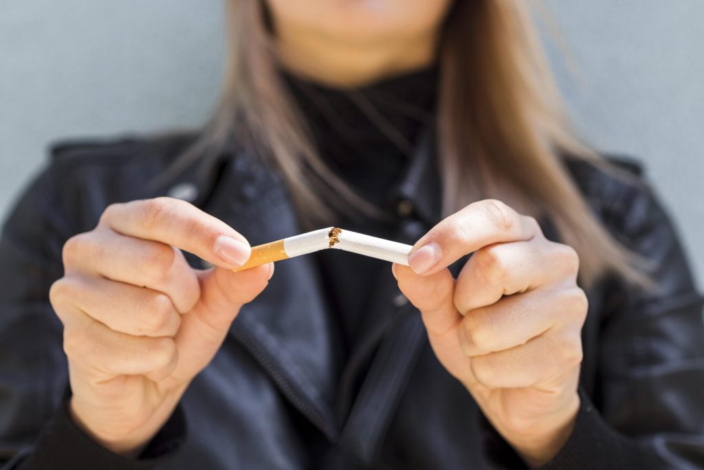 Pečeti na tabákových balíčcích od tohoto data změní barvu a zdraží