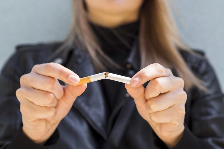 Pečeti na tabákových balíčcích od tohoto data změní barvu a zdraží